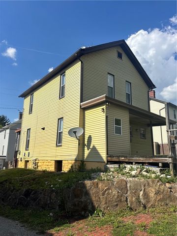 16 Oak St, Manor, PA 15665