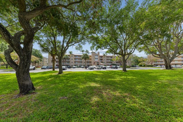 5842 CRYSTAL SHORES Drive 205, Boynton Beach, FL 33437