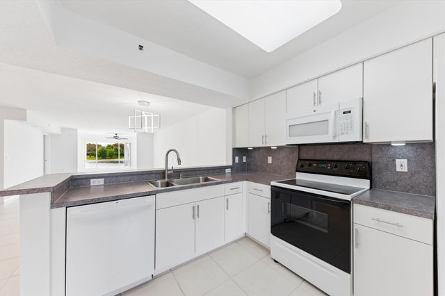 5842 CRYSTAL SHORES Drive 205, Boynton Beach, FL 33437