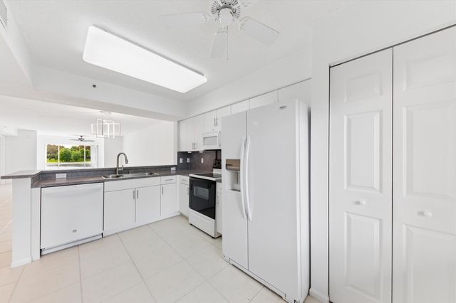 5842 CRYSTAL SHORES Drive 205, Boynton Beach, FL 33437