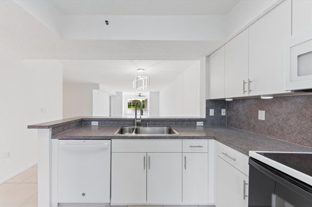 5842 CRYSTAL SHORES Drive 205, Boynton Beach, FL 33437