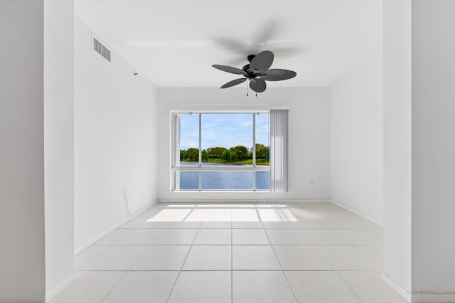 5842 CRYSTAL SHORES Drive 205, Boynton Beach, FL 33437