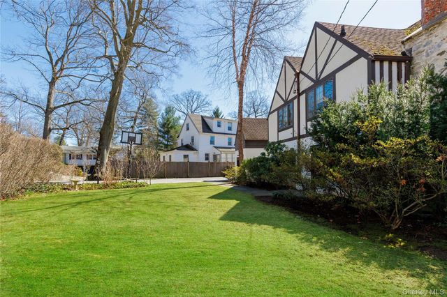 6 Walbrooke Circle, Scarsdale, NY 10583