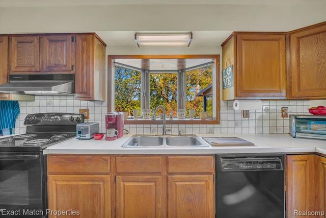 7600 Haley Road, White Lake, MI 48383