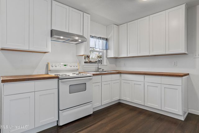 3709 Pineview Drive, Pascagoula, MS 39581