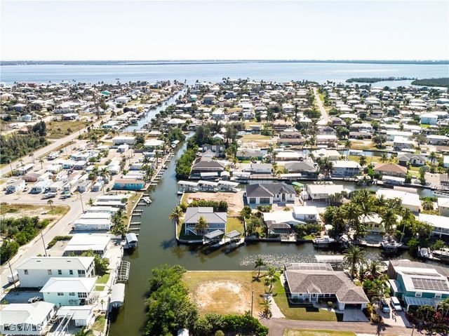 3579 Gondola LN, St James City, FL 33956