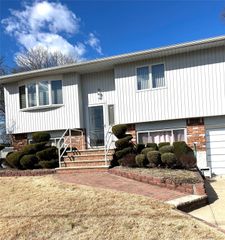 892 Pine Avenue, West Islip, NY 11795