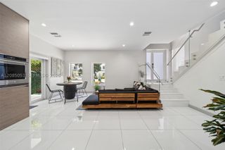 2615 NE 213th St, Miami, FL 33180