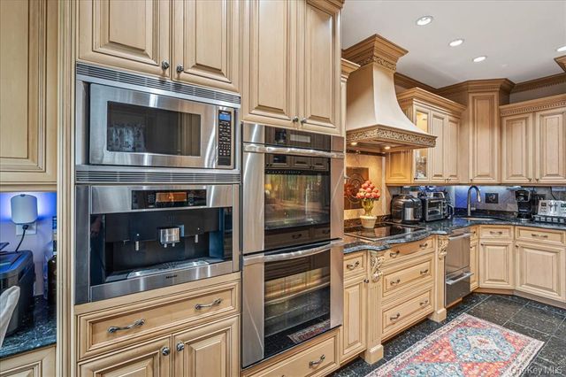 264-47 Grand Central Parkway, Flushing, NY 11362