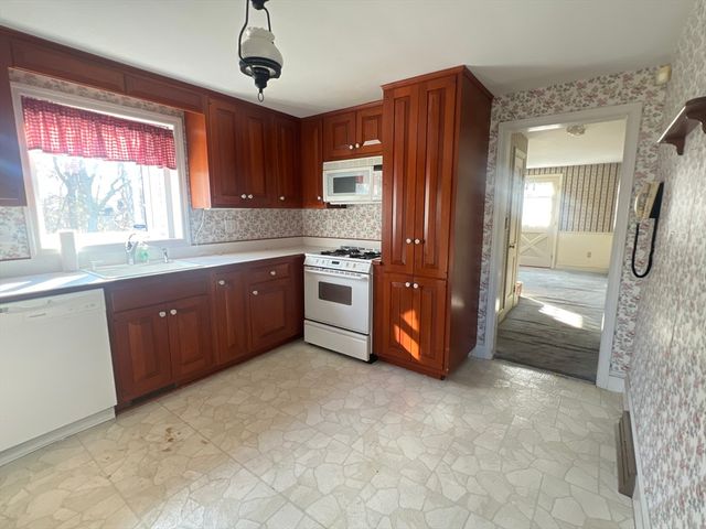 44 Arrowhead Ln, Dartmouth, MA 02748