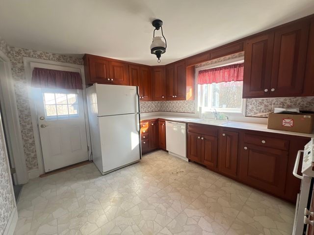 44 Arrowhead Ln, Dartmouth, MA 02748