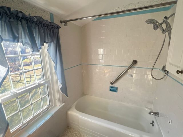 44 Arrowhead Ln, Dartmouth, MA 02748