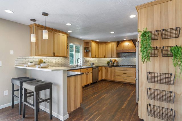 1217 S Pioneer Ct, Spokane Valley, WA 99037