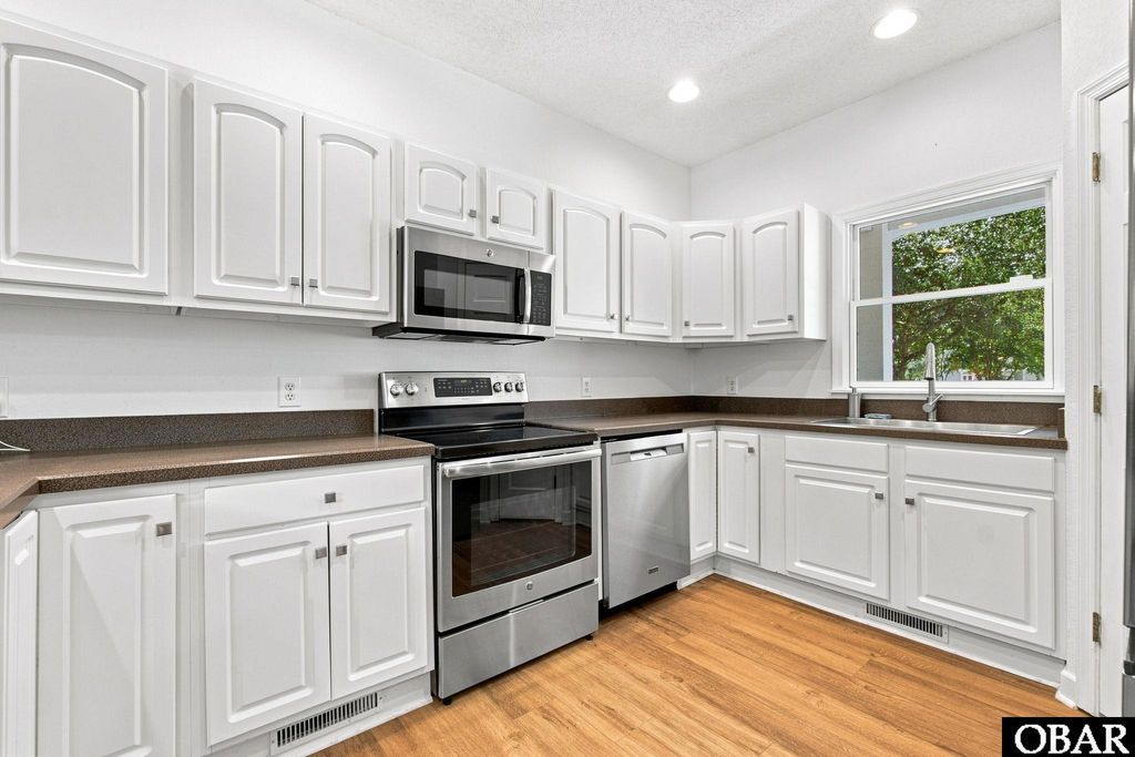 Image 11 of property listing at 547 Magnolia Court, Corolla, NC 27927