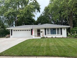 1974 Rambling Rose ROAD, Waukesha, WI 53186