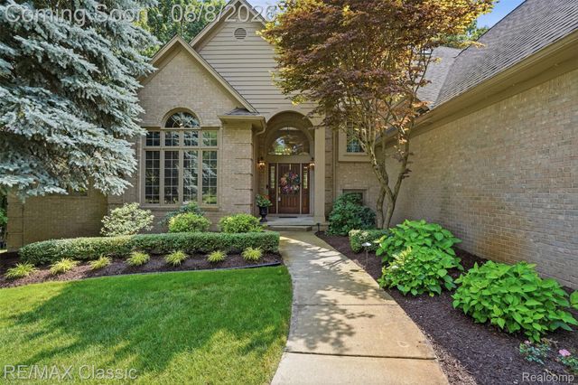6015 Lynne Hollow Drive, Commerce Charter Township, MI 48382