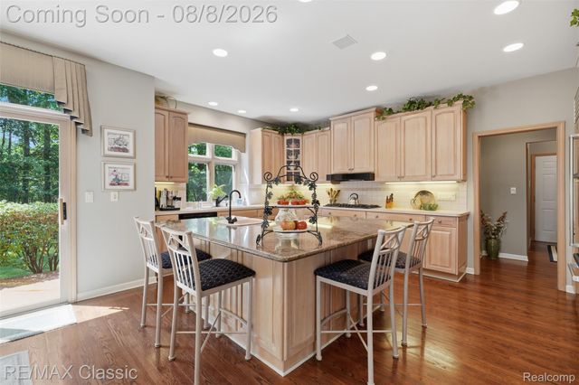 6015 Lynne Hollow Drive, Commerce Charter Township, MI 48382