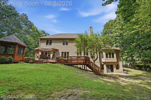 6015 Lynne Hollow Drive, Commerce Charter Township, MI 48382