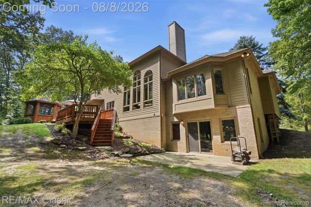 6015 Lynne Hollow Drive, Commerce Charter Township, MI 48382