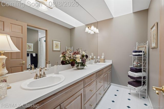 6015 Lynne Hollow Drive, Commerce Charter Township, MI 48382