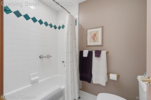 6015 Lynne Hollow Drive, Commerce Charter Township, MI 48382