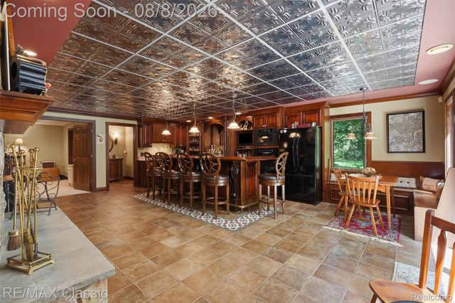 6015 Lynne Hollow Drive, Commerce Charter Township, MI 48382