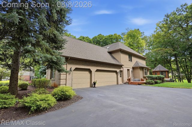 6015 Lynne Hollow Drive, Commerce Charter Township, MI 48382