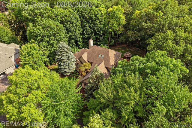 6015 Lynne Hollow Drive, Commerce Charter Township, MI 48382