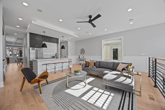 2323 W Farragut Avenue, Chicago, IL 60625