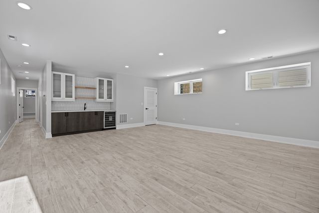 2323 W Farragut Avenue, Chicago, IL 60625