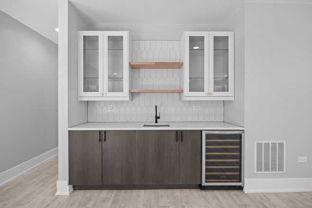 2323 W Farragut Avenue, Chicago, IL 60625