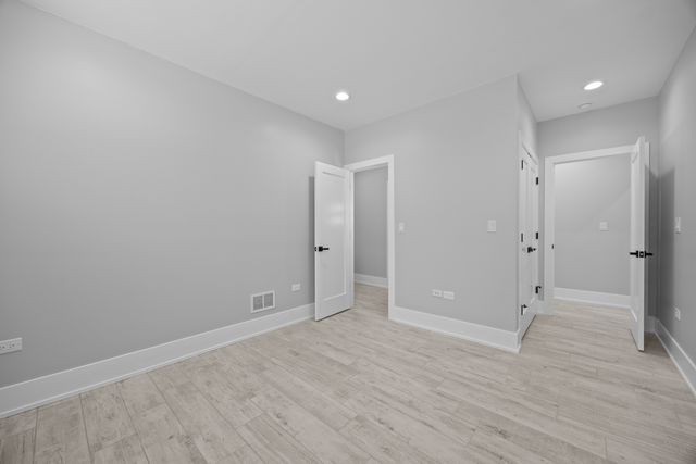 2323 W Farragut Avenue, Chicago, IL 60625