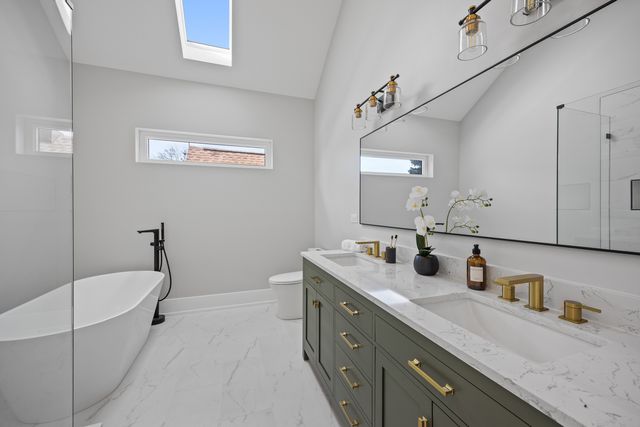 2323 W Farragut Avenue, Chicago, IL 60625