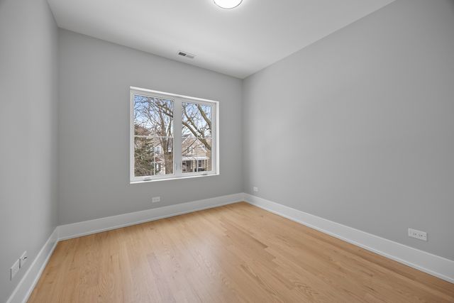 2323 W Farragut Avenue, Chicago, IL 60625