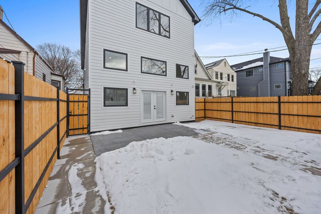 2323 W Farragut Avenue, Chicago, IL 60625