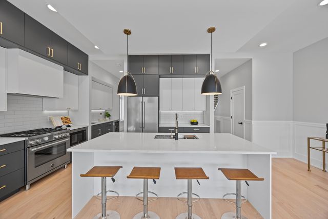 2323 W Farragut Avenue, Chicago, IL 60625