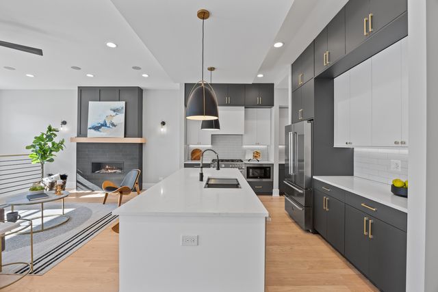 2323 W Farragut Avenue, Chicago, IL 60625