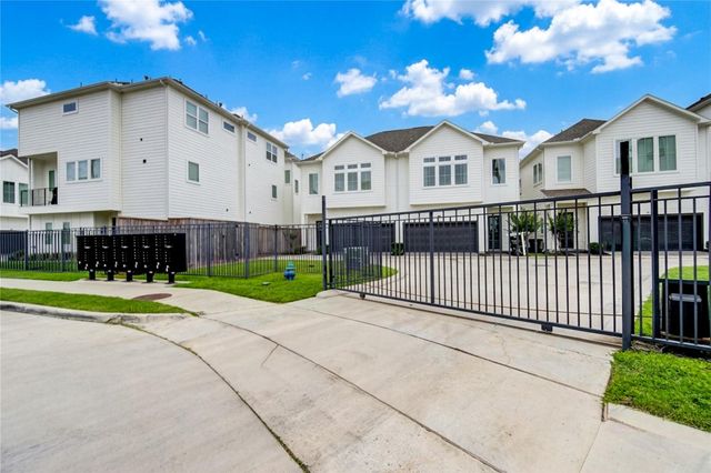 730 Carriage Knolls Drive, Houston, TX 77008