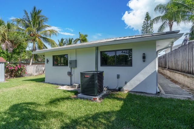 303 De Carie Street, Delray Beach, FL 33444