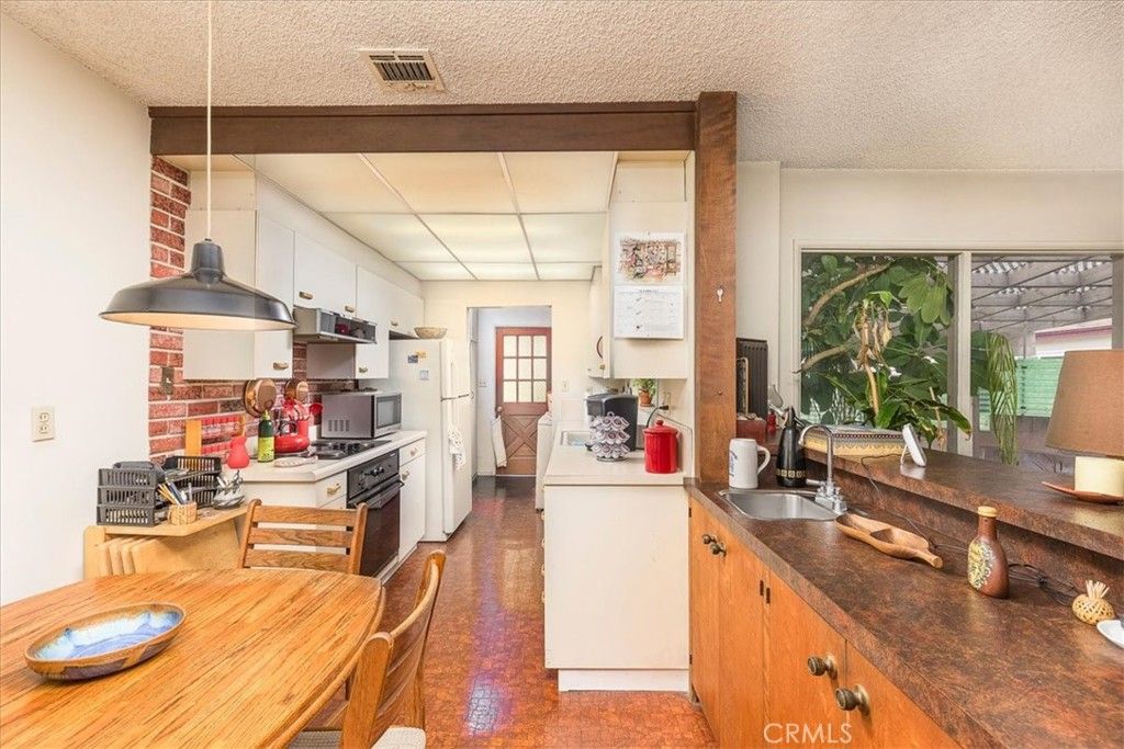 Image 11 of property listing at 949 W Rosewood Court, Ontario, CA 91762