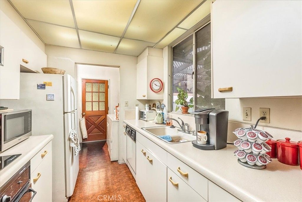 Image 14 of property listing at 949 W Rosewood Court, Ontario, CA 91762