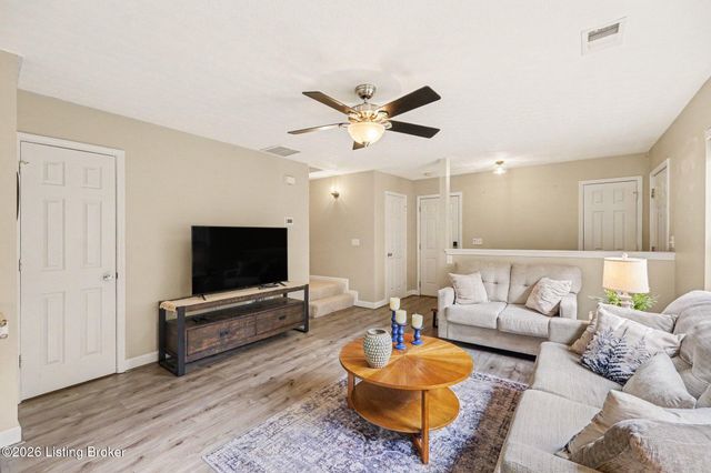 8622 Grand Neptune Dr, Louisville, KY 40228