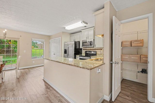 8622 Grand Neptune Dr, Louisville, KY 40228