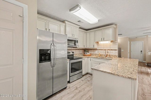 8622 Grand Neptune Dr, Louisville, KY 40228