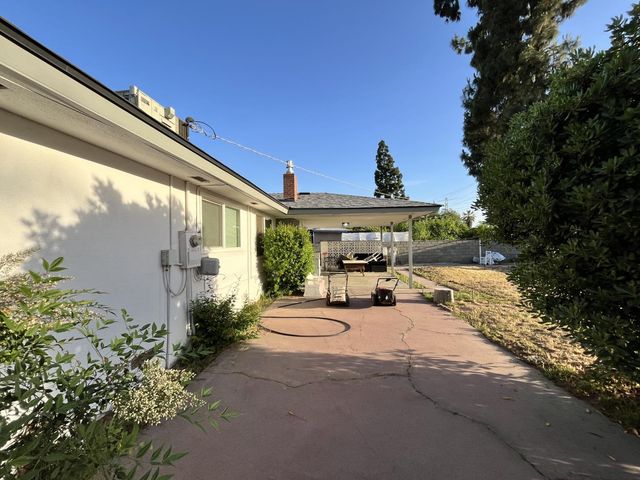 2235 N Backer Avenue, Fresno, CA 93703