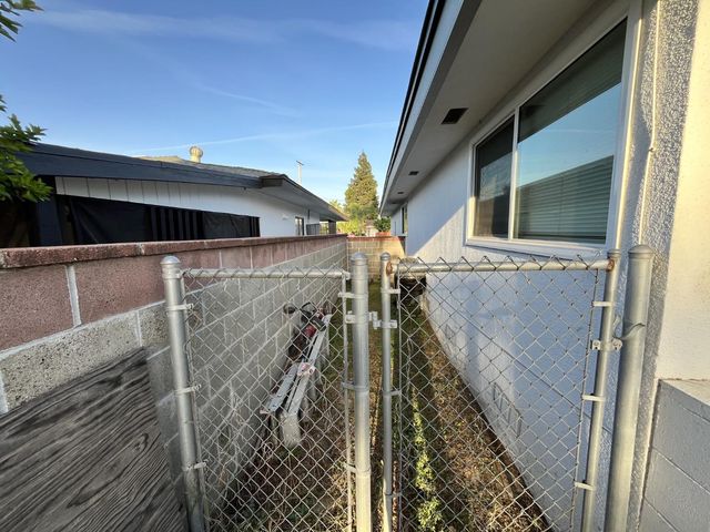 2235 N Backer Avenue, Fresno, CA 93703