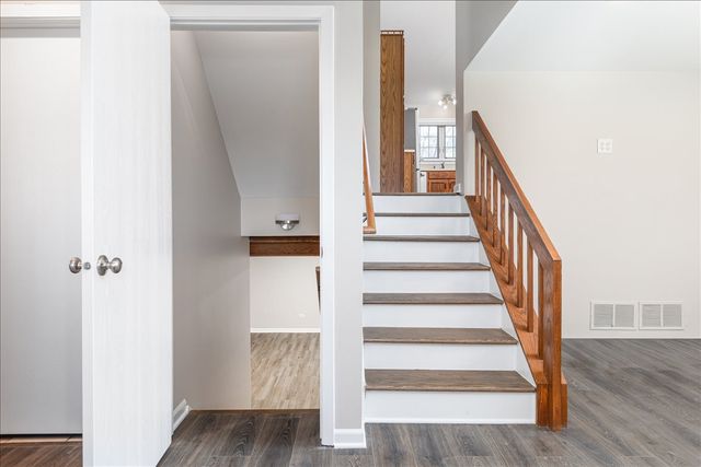 2725 Springdale Circle, Naperville, IL 60564