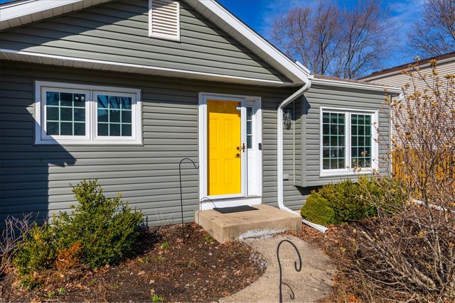 2725 Springdale Circle, Naperville, IL 60564