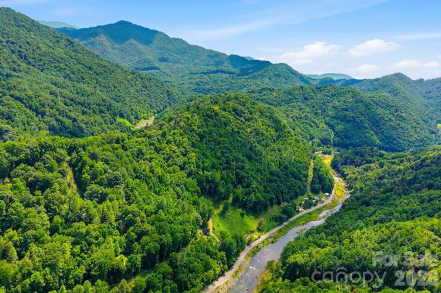 11392 & 11394 US 19W Highway, Burnsville, NC 28714