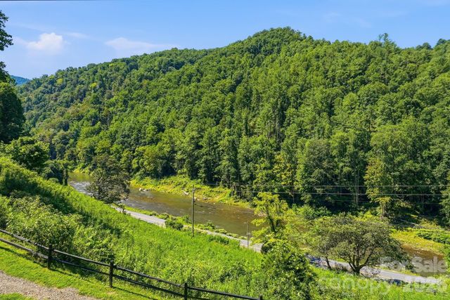 11392 & 11394 US 19W Highway, Burnsville, NC 28714